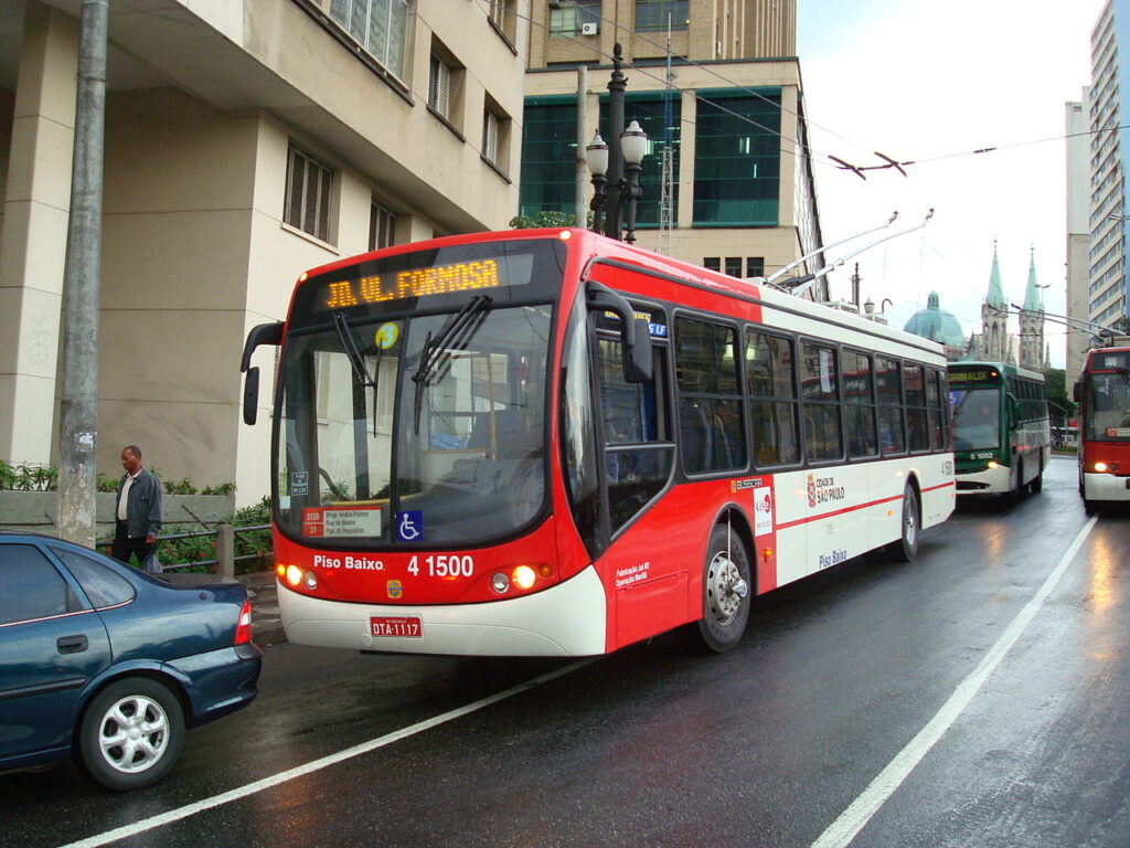 1280px-Trolleybus_Low_Floor_4_1500_-_Sao_Paulo_Brazil